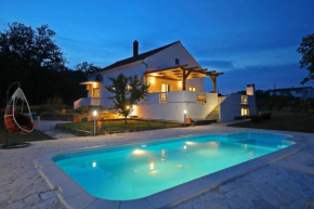 Holiday house with heated pool in a rural setting